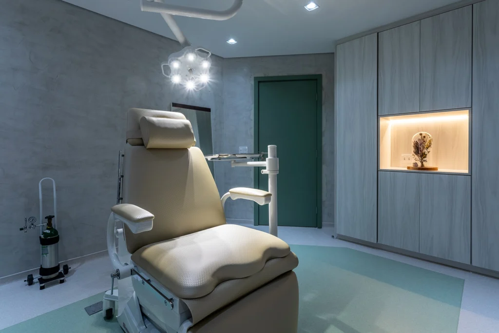 Sala equipida para realização de dermatologia e estética aplicada