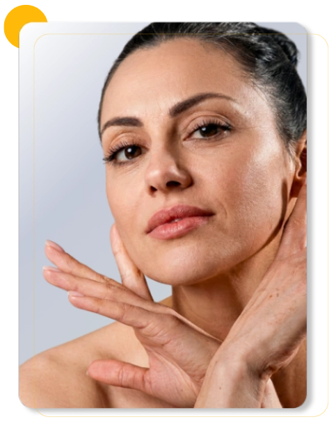 Mulher adulta com pele saudável em retrato de cuidados faciais voltados à cosmiatria e dermatologia estética