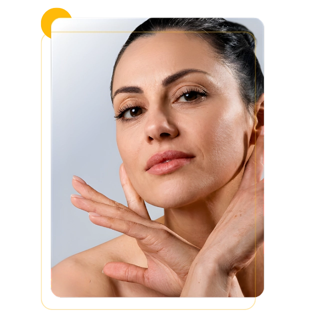 Mulher adulta com pele saudável em retrato de cuidados faciais voltados à cosmiatria e dermatologia estética