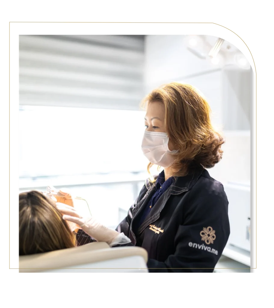Dra Andrea realizando procedimento em uma paciente